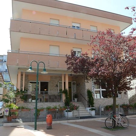Albergo Larenzia Cattolica Eksteriør billede