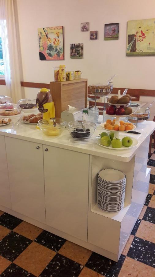 Albergo Larenzia Cattolica Eksteriør billede