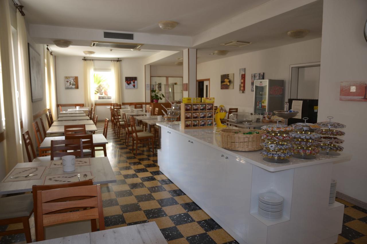 Albergo Larenzia Cattolica Eksteriør billede