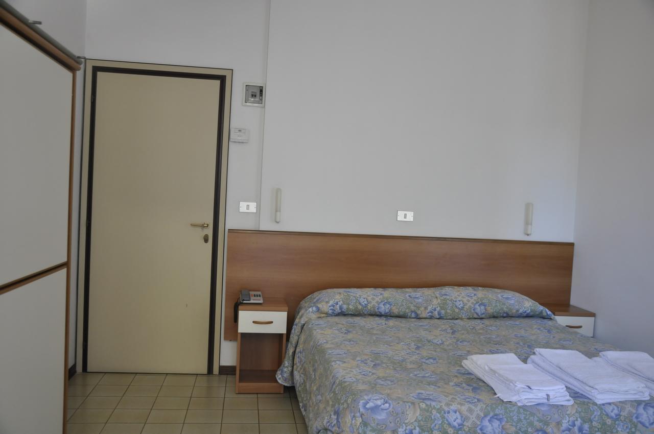 Albergo Larenzia Cattolica Eksteriør billede